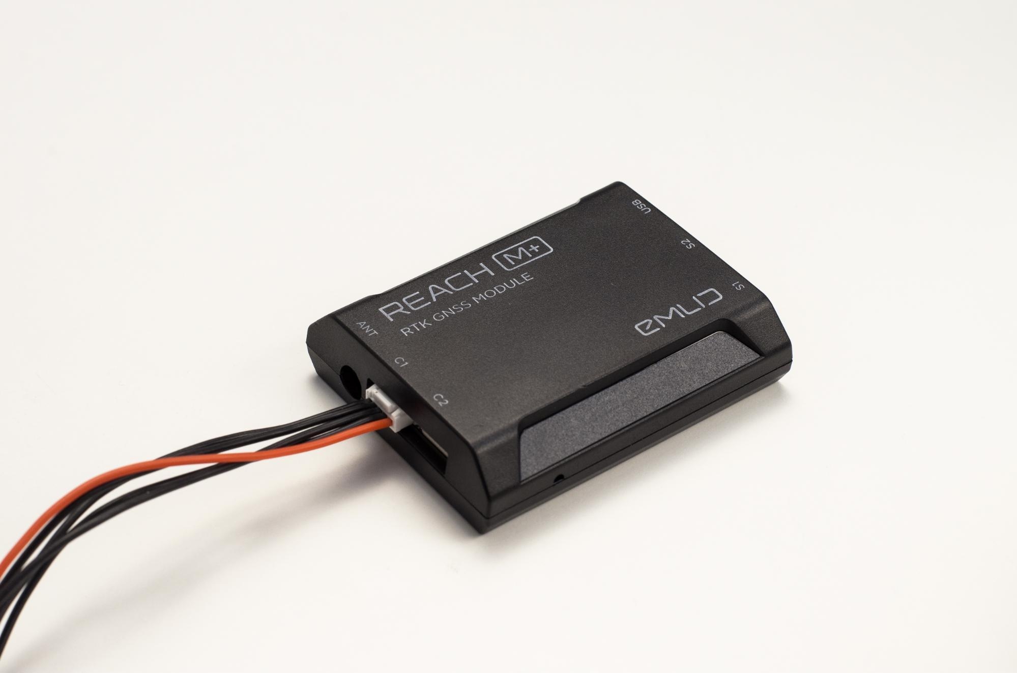 GNSS Emlid Reach M+ collegato al cavo hot-shoe